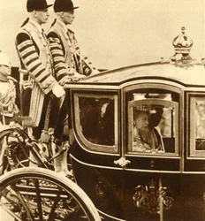 Drottning Mary, i sin vagn av glas, ackompanjerad av drottning Maud av Norge, 1937