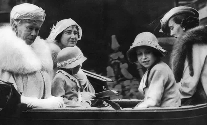Queen Mary med sin svärdotter och barnbarn, 1936