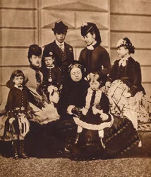 Drottning Victoria med sin svärdotter och sina barnbarn, omkring 1880, 1935
