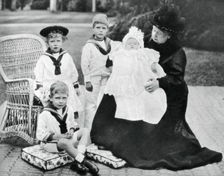 Drottning Victoria med sina barnbarnsbarn i Osborne House, Isle of Wight, 1900