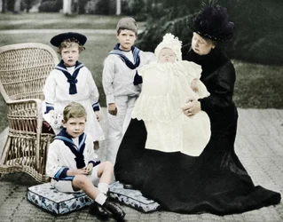 Drottning Victoria med sina barnbarnsbarn i Osborne House, Isle of Wight, 1900