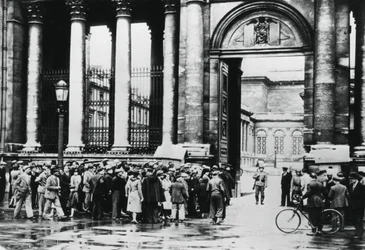 Kö utanför informationsbyrån för civila i deputeradekammaren, Paris, juli 1940