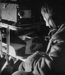 RAF Coastal Command-radiooperatör ombord på sitt flygplan, c1940 1943