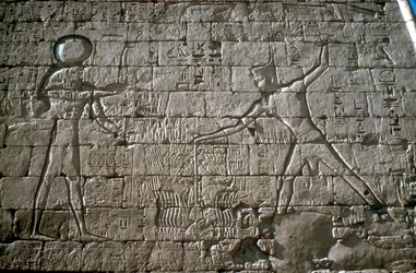 Ramses III slår sina fiender före Amun-Ra, bårhustemplet, Medinet Habu, Egypten, c1100-talet f.Kr.