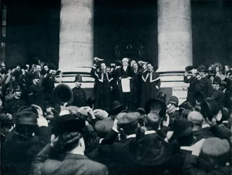 Läser proklamationen om kriget mot Turkiet från Royal Exchange, London, 1914