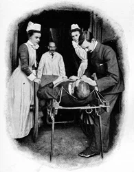 Tar emot ett olycksfall på Poplar Hospital, London, c1903 1903