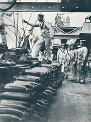 Ta emot granater för marinkanonerna på däcket av ett slagskepp, c1914