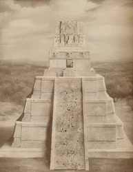 Rekonstruerad modell av en magnifik Maya-tempelpyramid i Tikal, c1935