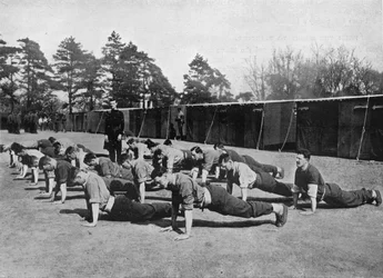 Rekryterar till Grenadier Guards vid fysisk övning i Caterham, där Brigade of Foot Guards de