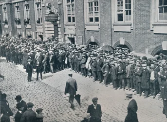 Rekryter väntar utanför centrala Londons rekryteringsdepå, 1914