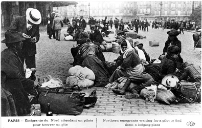 Flyktingar från norr väntar på en guide som ska hitta logi åt dem, Paris, första världskriget, 1914-1918