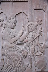 Relief som visar den hinduiska guden Krishna med sin styvmor Yashodha. Indien