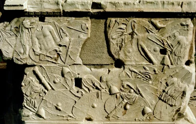 Relief föreställande romerska sköldar och rustningar