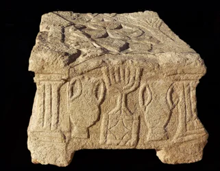 Relief som visar en sjugrenad menora, Magdala synagoga (sten)