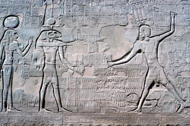 Relief av farao före Kum & Sekhmet, Khnums tempel, ptolemaiska och romerska perioder