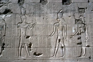Relief av farao före Horus, Horus tempel, Edfu, Egypten, ptolemaisk period, c251 BC-c246 BC