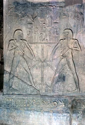 Relief av två figurer av Hapy Nilens gud, tempel heligt för Amun Mut & Khons, Luxor, Egypten