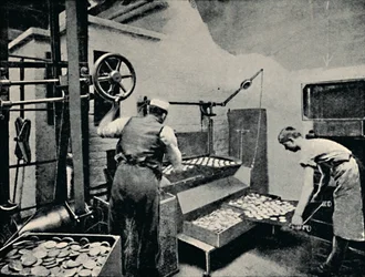Ta bort kex från ugnen, c1917