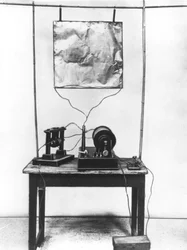Replika av Marconis första sändare som användes i hans tidiga experiment i Italien, 1894