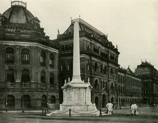 Replika av Holwell-monumentet uppfört av Lord Curzon, 1925.