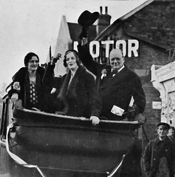 Återvände för Epping Mrs. Churchill och dotter Diana delar lycka och seger, 1931, 1945.