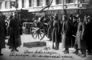 Revolutionära barrikader på Liteyny Prospekt, Petrograd, Ryssland, 27 februari 1917