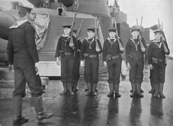 Gevärsövning ombord på ett brittiskt slagskepp, 1915