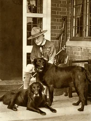Robert Baden-Powell hemma med sina hundar, c1929, 1935.