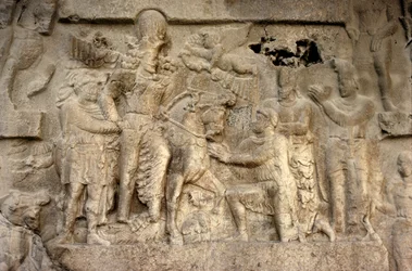 Klipprelief föreställande den sassaniske kungen Shapur I (241-72), den romerske kejsaren Valeriana (ca 240-260) och persiska generaler, 300-talet (sten)
