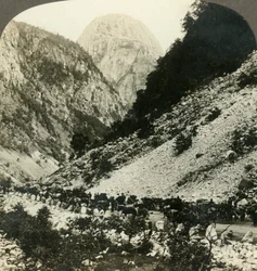 Rocky Jordalsnut 3620 ft. från intill vägen fylld med turistvagnar, Norge, c1905.