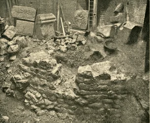 Romerska lämningar hittades i en bastion av Londonmuren, 1908