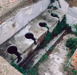 Romersk toalett, Ostia, Italien