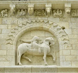 Romansk konst: detalj av fasaden som föreställer Hugues de Surgeres och Geoffroy de Vendome eller kejsar Konstantin I den store vars fot av hästen skulle trampa Heresie och Kristus triumferande av ondska och död, Notre Dame (Notre-Dame) de Surgeres (17700)