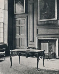 Rum på Boughton House, med skorstensstycke från det tidiga 1700-talet, 1927