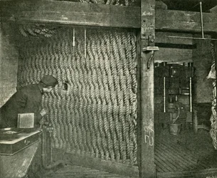 Repskärm som används för skydd vid pressning av explosiv pistol-bomull, 1901.
