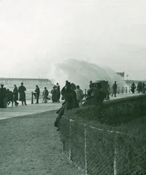 Grovt hav över strandpromenaden vid Hastings, Sussex, sent 1800-tidigt 1900-tal.