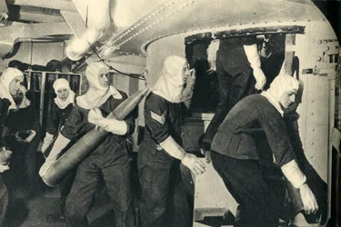 Royal Marines hanterar ammunition ombord på HMS Illustrious, andra världskriget, c1939-c1943 1944.