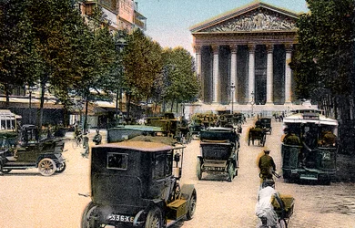 Rue Royale och Madeleine, Paris, med bilar och en motorbuss på gatan, c1900