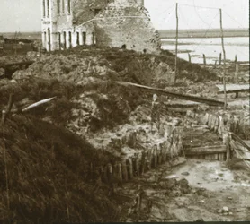 Förstörd byggnad och skyttegravar längs kusten, c1914-c1918