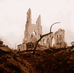 Förstörd kyrka, Ablain-Saint-Nazaire, norra Frankrike, c1914-c1918