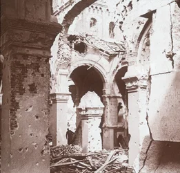 Förstörd kyrka, Albert, norra Frankrike, c1914-c1918