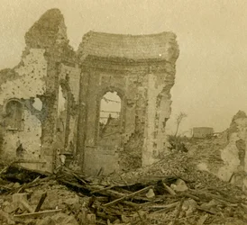 Förstörd kyrka, Combles, norra Frankrike, c1914-c1918