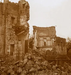 Förstörd kyrka, Trésauvaux, norra Frankrike, c1914-c1918