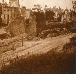 Förstörd kyrka och slott, Frankrike, c1914-c1918
