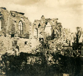 Förstörd kyrka i Dreslincourt, norra Frankrike, c1914-c1918