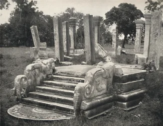 Ruinerna av en pelarhall, framför den en trappa med månsten, se skylt 79, Anuradhapura, 1926