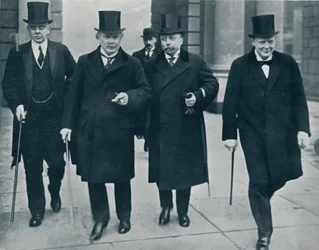 Rysk finansminister i England: M. Bark på väg till underhuset, 1914