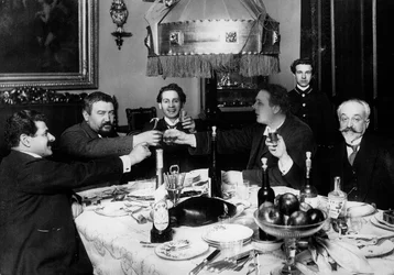 Den ryske författaren Alexander Kuprin med vänner i Paris, 1930-talet.
