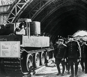 Ryska generaler inspekterar en utställning av tillfångatagna tyska rustningar, Ryssland, 1943