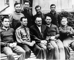 Rysk raketingenjör Sergey Korolyov med kosmonauter, Krim, USSR, c1960
